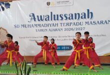 Pertunjukan seni bela diri siswa dalam acara Awalussanah SDMT Masaran untuk mendukung kreativitas dan pendidikan anak.