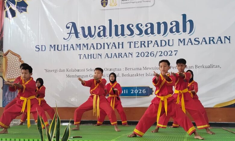 Pertunjukan seni bela diri siswa dalam acara Awalussanah SDMT Masaran untuk mendukung kreativitas dan pendidikan anak.