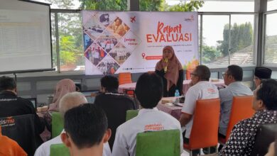 Suasana Rapat Evaluasi Kinerja LAZISMU Pekalongan semester pertama tahun 2026 yang menampilkan presentasi capaian dana zakat di depan para peserta rapat.