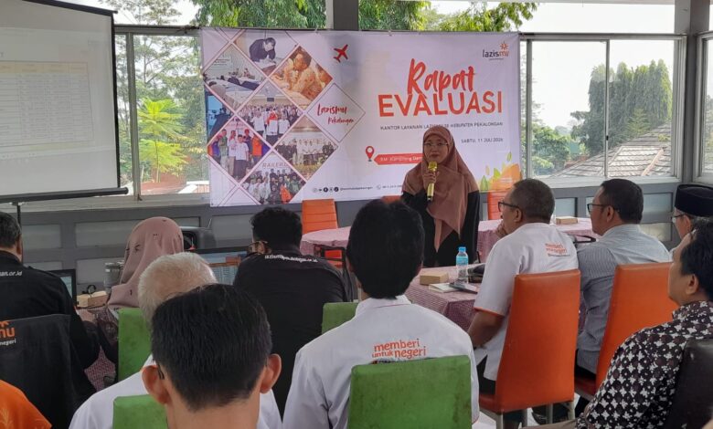 Suasana Rapat Evaluasi Kinerja LAZISMU Pekalongan semester pertama tahun 2026 yang menampilkan presentasi capaian dana zakat di depan para peserta rapat.