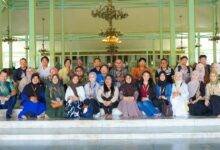 Foto bersama delegasi akademisi dunia dan peserta city tour COMSOCIA 2026 UMS saat menikmati wisata budaya Solo di area Pendopo Ageng Pura Mangkunegaran.