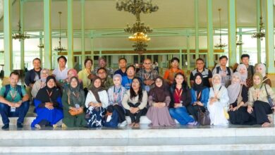 Foto bersama delegasi akademisi dunia dan peserta city tour COMSOCIA 2026 UMS saat menikmati wisata budaya Solo di area Pendopo Ageng Pura Mangkunegaran.
