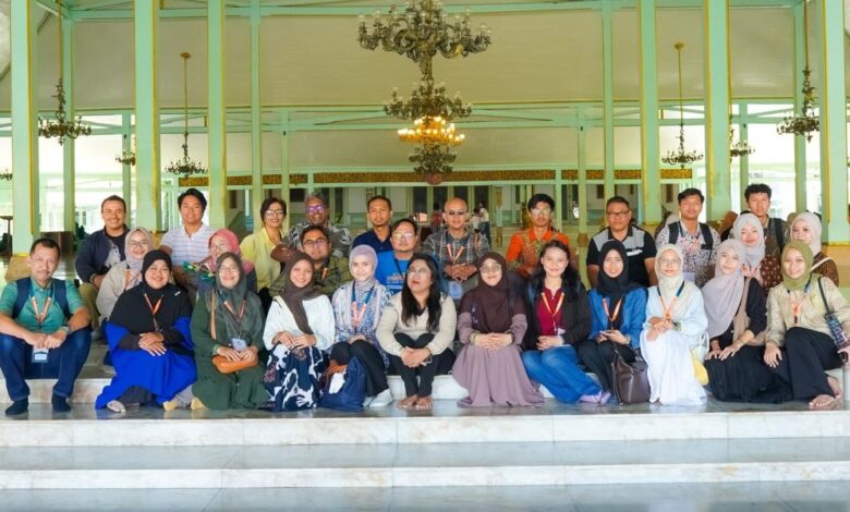 Foto bersama delegasi akademisi dunia dan peserta city tour COMSOCIA 2026 UMS saat menikmati wisata budaya Solo di area Pendopo Ageng Pura Mangkunegaran.