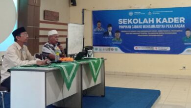 Dua pria duduk di depan proyektor yang menampilkan slide "terimakasih" pada acara Sekolah Kader Muhammadiyah Pekajangan di Pekalongan.