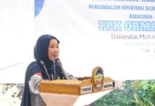 Mahasiswa keperawatan dari PPK Ormawa HMPSIK S1 UMP memberikan paparan materi edukasi mengenai cara mengatasi hipertensi kepada warga di Balai Desa Kebocoran, Banyumas.