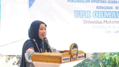 Mahasiswa keperawatan dari PPK Ormawa HMPSIK S1 UMP memberikan paparan materi edukasi mengenai cara mengatasi hipertensi kepada warga di Balai Desa Kebocoran, Banyumas.