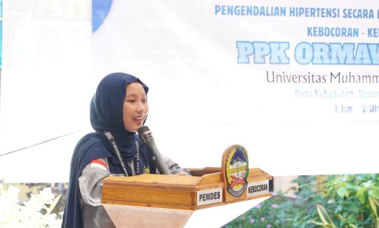 Mahasiswa keperawatan dari PPK Ormawa HMPSIK S1 UMP memberikan paparan materi edukasi mengenai cara mengatasi hipertensi kepada warga di Balai Desa Kebocoran, Banyumas.