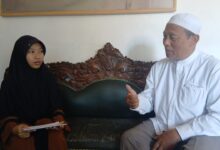 Santriwati Pondok Pesantren Darul Arqom Muhammadiyah Bayan sedang menyimak penjelasan dan berdialog langsung dengan tokoh Muhammadiyah Purworejo saat kegiatan Silaturahmi Kader.