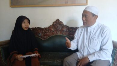 Santriwati Pondok Pesantren Darul Arqom Muhammadiyah Bayan sedang menyimak penjelasan dan berdialog langsung dengan tokoh Muhammadiyah Purworejo saat kegiatan Silaturahmi Kader.