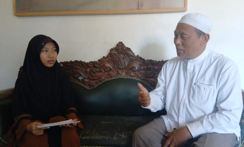 Santriwati Pondok Pesantren Darul Arqom Muhammadiyah Bayan sedang menyimak penjelasan dan berdialog langsung dengan tokoh Muhammadiyah Purworejo saat kegiatan Silaturahmi Kader.