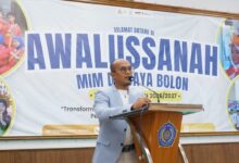 Bapak Wibowo Jati Purwanto, Ketua Komite MIM Digdaya Bolon, sedang menyampaikan sambutan di atas mimbar pada acara Awalussanah tahun ajaran 2026/2027.