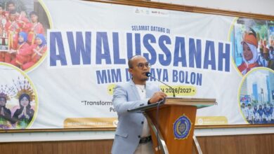 Bapak Wibowo Jati Purwanto, Ketua Komite MIM Digdaya Bolon, sedang menyampaikan sambutan di atas mimbar pada acara Awalussanah tahun ajaran 2026/2027.