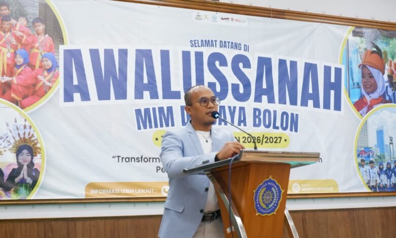 Bapak Wibowo Jati Purwanto, Ketua Komite MIM Digdaya Bolon, sedang menyampaikan sambutan di atas mimbar pada acara Awalussanah tahun ajaran 2026/2027.