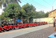 Puluhan peserta Diklatsar Kokam Jepara duduk rapi mendengarkan arahan dari perwakilan PDM Jepara saat upacara pembukaan di halaman masjid.