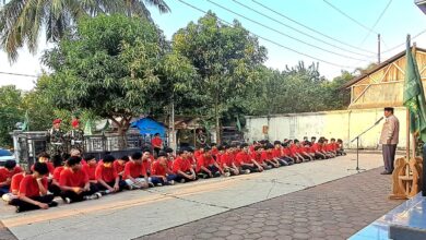 Puluhan peserta Diklatsar Kokam Jepara duduk rapi mendengarkan arahan dari perwakilan PDM Jepara saat upacara pembukaan di halaman masjid.