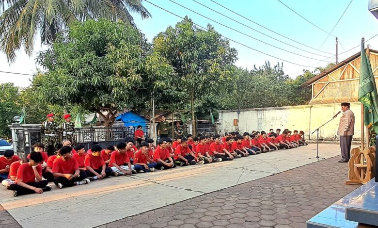 Puluhan peserta Diklatsar Kokam Jepara duduk rapi mendengarkan arahan dari perwakilan PDM Jepara saat upacara pembukaan di halaman masjid.