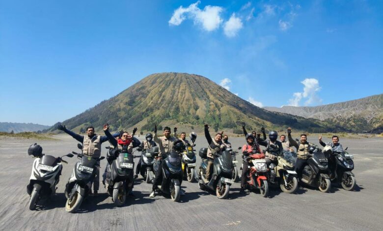 Rombongan anggota komunitas BikersMu Sragen berpose dengan sepeda motor matic di padang pasir Gunung Bromo dengan latar belakang bukit Teletubbies.