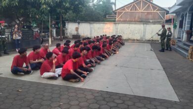 Seorang instruktur senior berbaju merah sedang memberikan arahan langsung kepada peserta Diklatsar Kokam 2026.