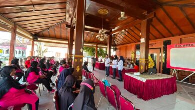Mahasiswa UMS sedang memberikan pemaparan materi mengenai kesehatan kepada peserta program PROLANIS di area terbuka.