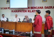 Tim PPK Ormawa IMM FKIP UMS memaparkan inovasi mitigasi banjir saat audiensi dengan pihak BPBD Kabupaten Klaten.