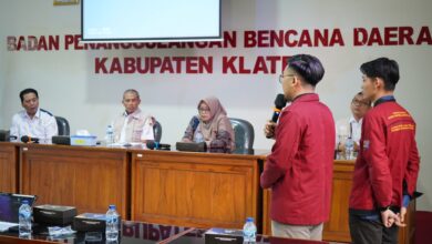 Tim PPK Ormawa IMM FKIP UMS memaparkan inovasi mitigasi banjir saat audiensi dengan pihak BPBD Kabupaten Klaten.
