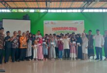 Foto bersama penerima santunan anak yatim bersama donatur dan pengurus Lazismu Cilacap dalam acara Muharam Ceria.
