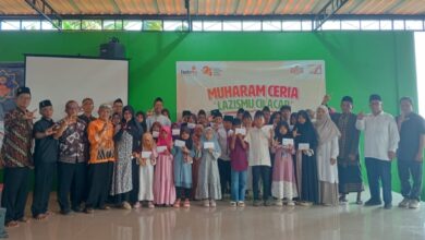 Foto bersama penerima santunan anak yatim bersama donatur dan pengurus Lazismu Cilacap dalam acara Muharam Ceria.