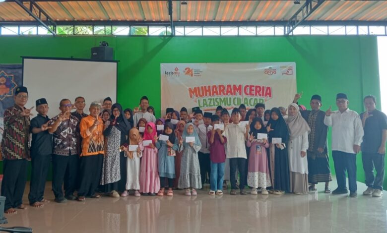 Foto bersama penerima santunan anak yatim bersama donatur dan pengurus Lazismu Cilacap dalam acara Muharam Ceria.