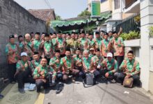 Sekelompok pengurus Muhammadiyah Nogotirto mengenakan seragam batik hijau berfoto bersama di depan Gedung Bersama Muhammadiyah dengan suasana penuh keakraban.