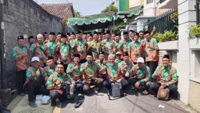 Sekelompok pengurus Muhammadiyah Nogotirto mengenakan seragam batik hijau berfoto bersama di depan Gedung Bersama Muhammadiyah dengan suasana penuh keakraban.