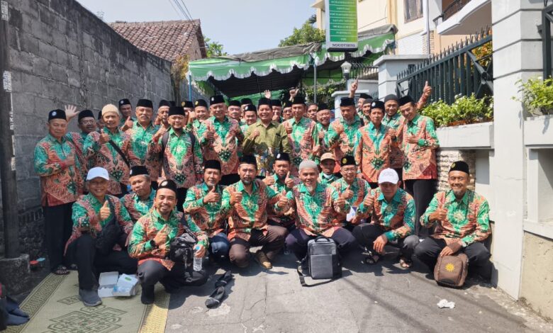 Sekelompok pengurus Muhammadiyah Nogotirto mengenakan seragam batik hijau berfoto bersama di depan Gedung Bersama Muhammadiyah dengan suasana penuh keakraban.