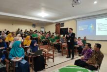 Pemateri sedang menyampaikan materi tentang kepemimpinan dan pengembangan potensi kader di hadapan peserta Sekolah Kader Muhammadiyah Pekajangan.