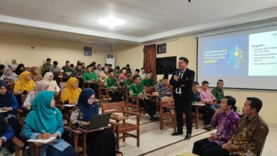 Pemateri sedang menyampaikan materi tentang kepemimpinan dan pengembangan potensi kader di hadapan peserta Sekolah Kader Muhammadiyah Pekajangan.