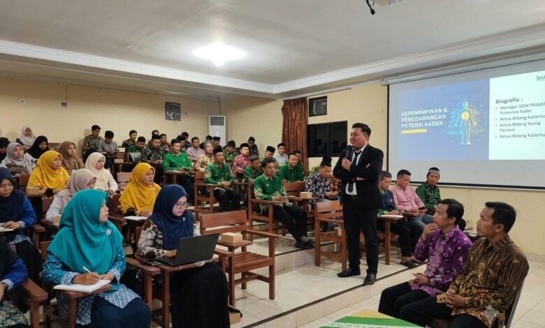 Pemateri sedang menyampaikan materi tentang kepemimpinan dan pengembangan potensi kader di hadapan peserta Sekolah Kader Muhammadiyah Pekajangan.