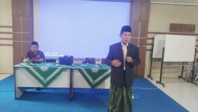 M. Iqbal Nurpriyanto sedang memberikan pemaparan materi dalam agenda Sekolah Kader Muhammadiyah di Kampus 2 UMPP Pekalongan.