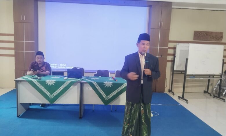 M. Iqbal Nurpriyanto sedang memberikan pemaparan materi dalam agenda Sekolah Kader Muhammadiyah di Kampus 2 UMPP Pekalongan.