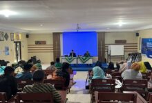 Peserta Sekolah Kader Muhammadiyah Pekajangan Hammam, Ph.D. menyimak materi di dalam ruangan.