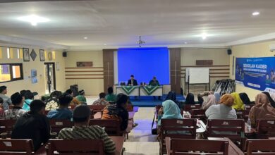 Peserta Sekolah Kader Muhammadiyah Pekajangan Hammam, Ph.D. menyimak materi di dalam ruangan.
