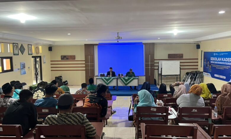 Peserta Sekolah Kader Muhammadiyah Pekajangan Hammam, Ph.D. menyimak materi di dalam ruangan.