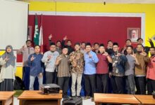 Sekelompok peserta Sekolah Tabligh PWM Jateng berpose foto bersama dengan pose tangan membentuk simbol huruf L sebagai bentuk dukungan terhadap materi zakat kontemporer dan program kurban Lazismu.