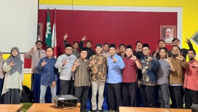 Sekelompok peserta Sekolah Tabligh PWM Jateng berpose foto bersama dengan pose tangan membentuk simbol huruf L sebagai bentuk dukungan terhadap materi zakat kontemporer dan program kurban Lazismu.