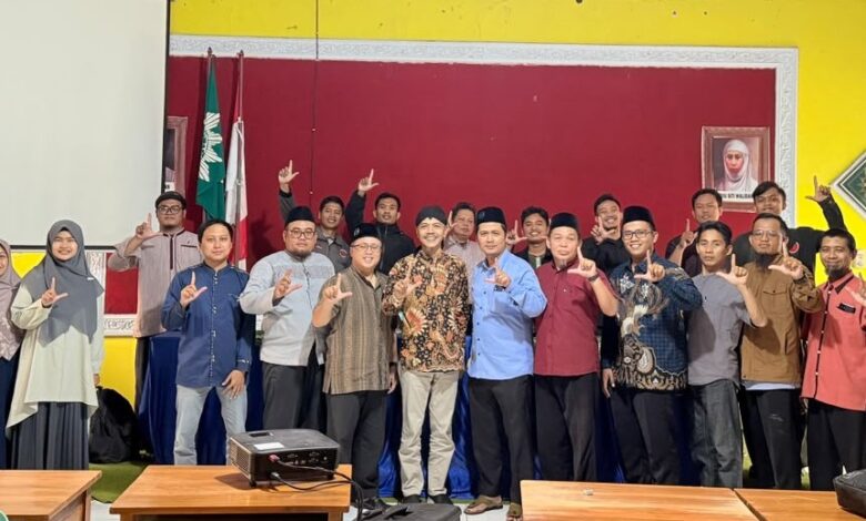 Sekelompok peserta Sekolah Tabligh PWM Jateng berpose foto bersama dengan pose tangan membentuk simbol huruf L sebagai bentuk dukungan terhadap materi zakat kontemporer dan program kurban Lazismu.