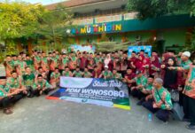 Rombongan PDM Wonosobo foto bersama di depan gedung SD Muhammadiyah Mujahidin dalam agenda studi tiru.