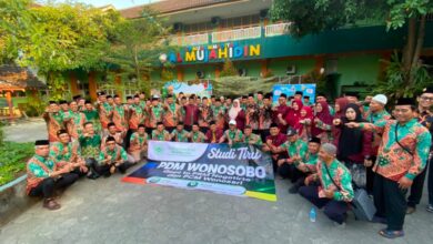 Rombongan PDM Wonosobo foto bersama di depan gedung SD Muhammadiyah Mujahidin dalam agenda studi tiru.