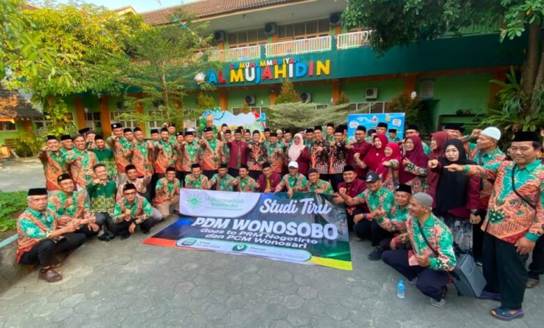 Rombongan PDM Wonosobo foto bersama di depan gedung SD Muhammadiyah Mujahidin dalam agenda studi tiru.