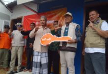 Prosesi penyerahan simbolis kunci program bedah rumah oleh Lazismu PDM Pemalang kepada warga terdampak bencana.