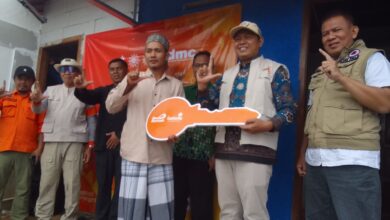 Prosesi penyerahan simbolis kunci program bedah rumah oleh Lazismu PDM Pemalang kepada warga terdampak bencana.