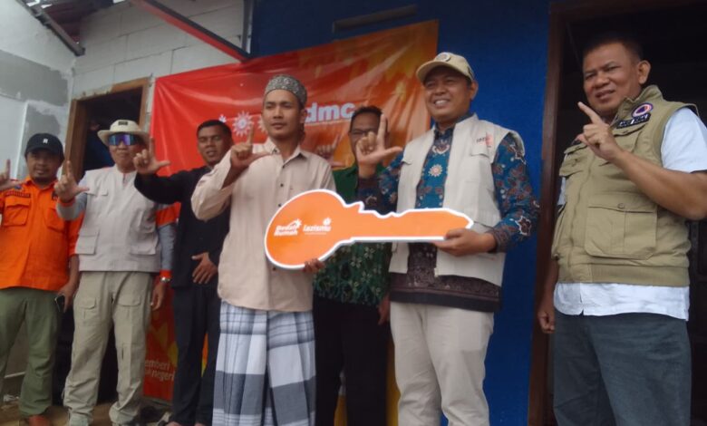Prosesi penyerahan simbolis kunci program bedah rumah oleh Lazismu PDM Pemalang kepada warga terdampak bencana.