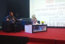 Diskusi publik yang digelar LHKP PDM Kota Tegal membahas penolakan izin operasional Helen's Night Mart, dihadiri pakar hukum dan tokoh agama.