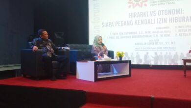 Diskusi publik yang digelar LHKP PDM Kota Tegal membahas penolakan izin operasional Helen's Night Mart, dihadiri pakar hukum dan tokoh agama.